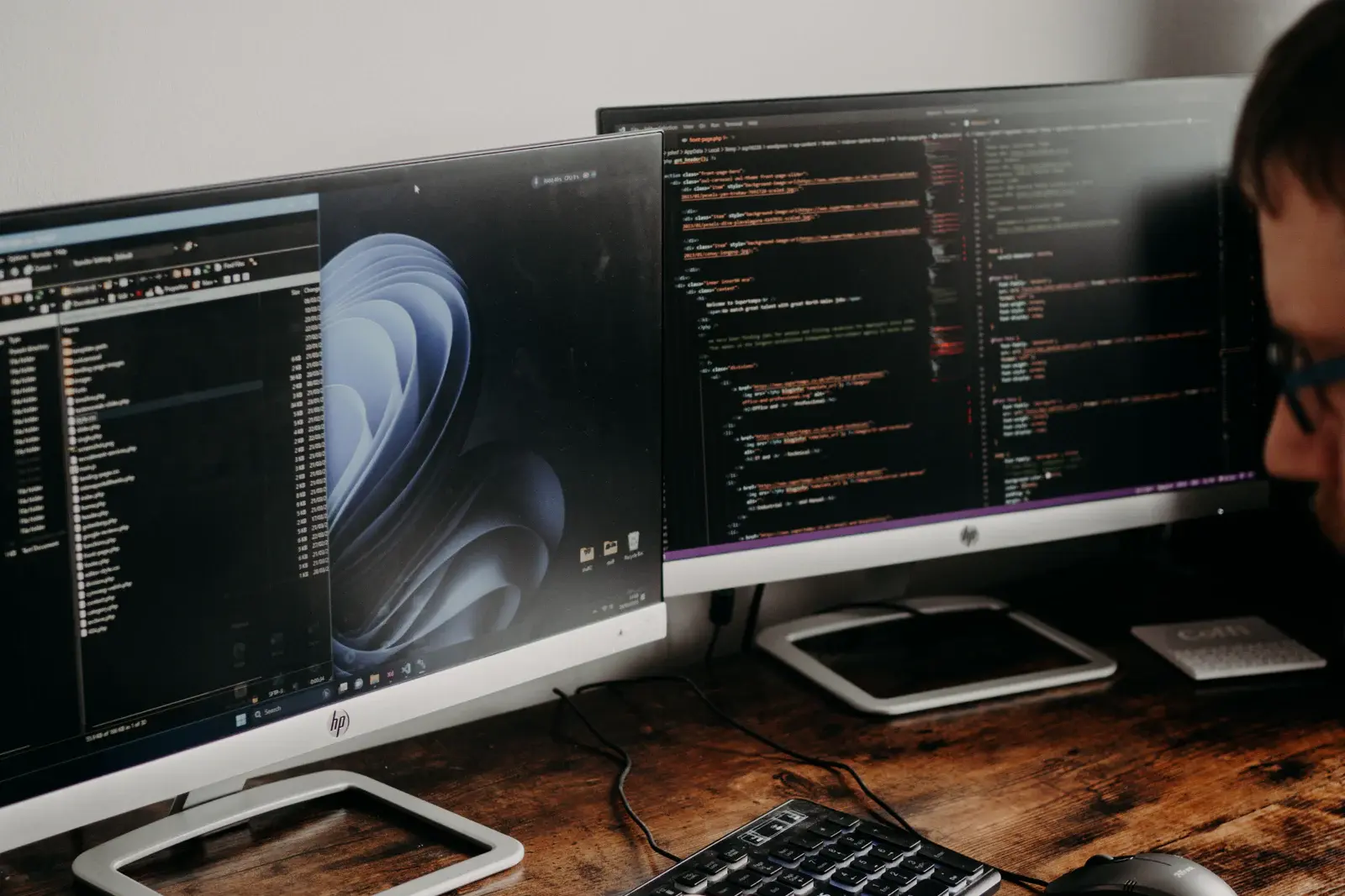 Développeur web indépendant travaillant directement sur le code d’un projet