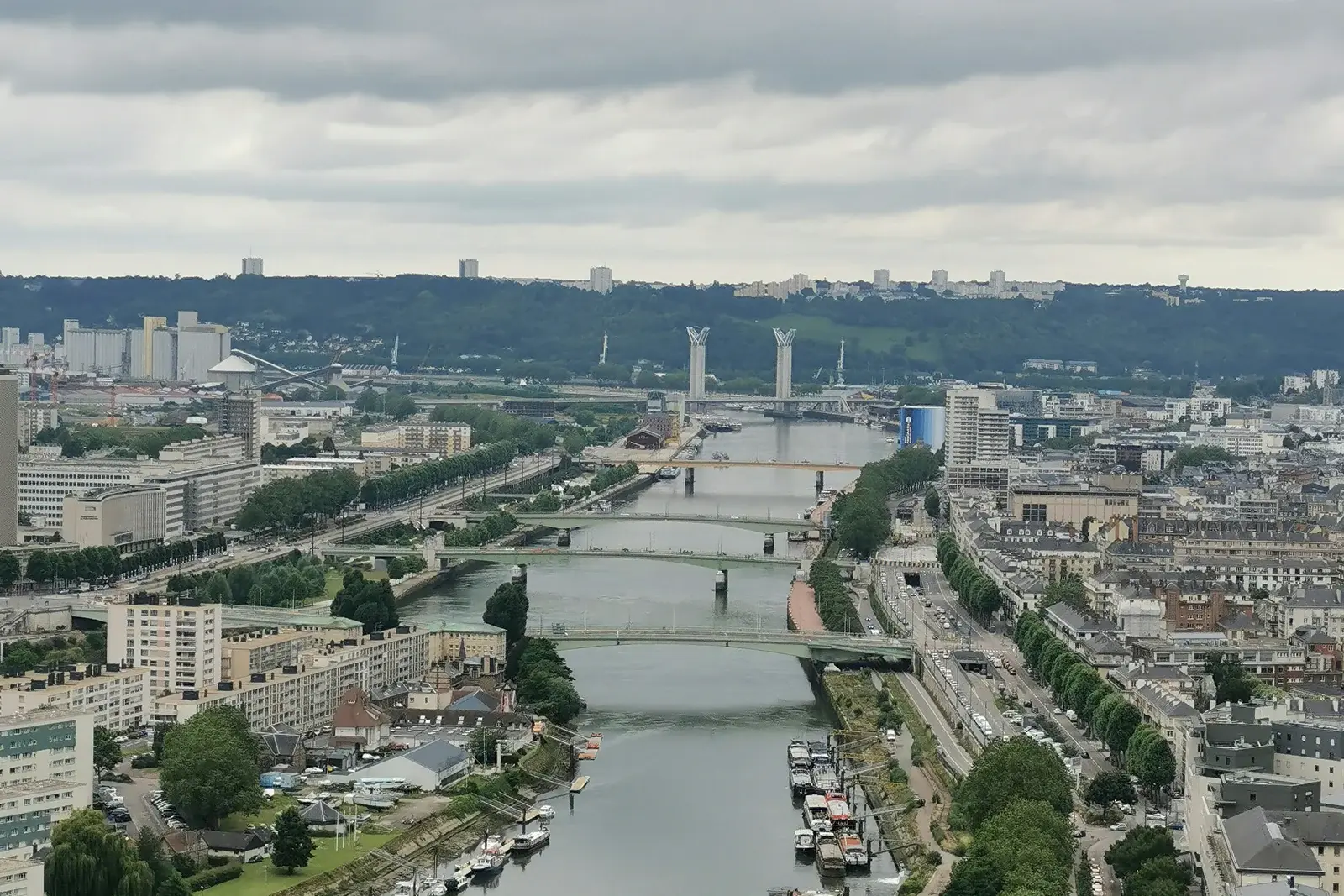 Vue panoramique de Rouen et de la Seine depuis les hauteurs de la ville