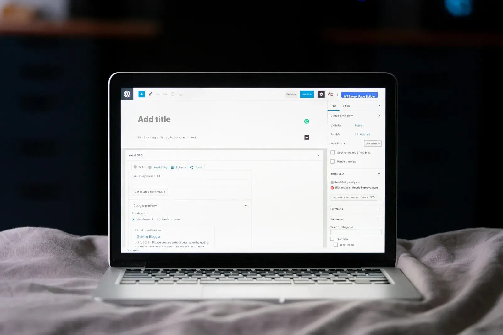 Éditeur WordPress avec le plugin Yoast SEO et le constructeur de pages WPBakery