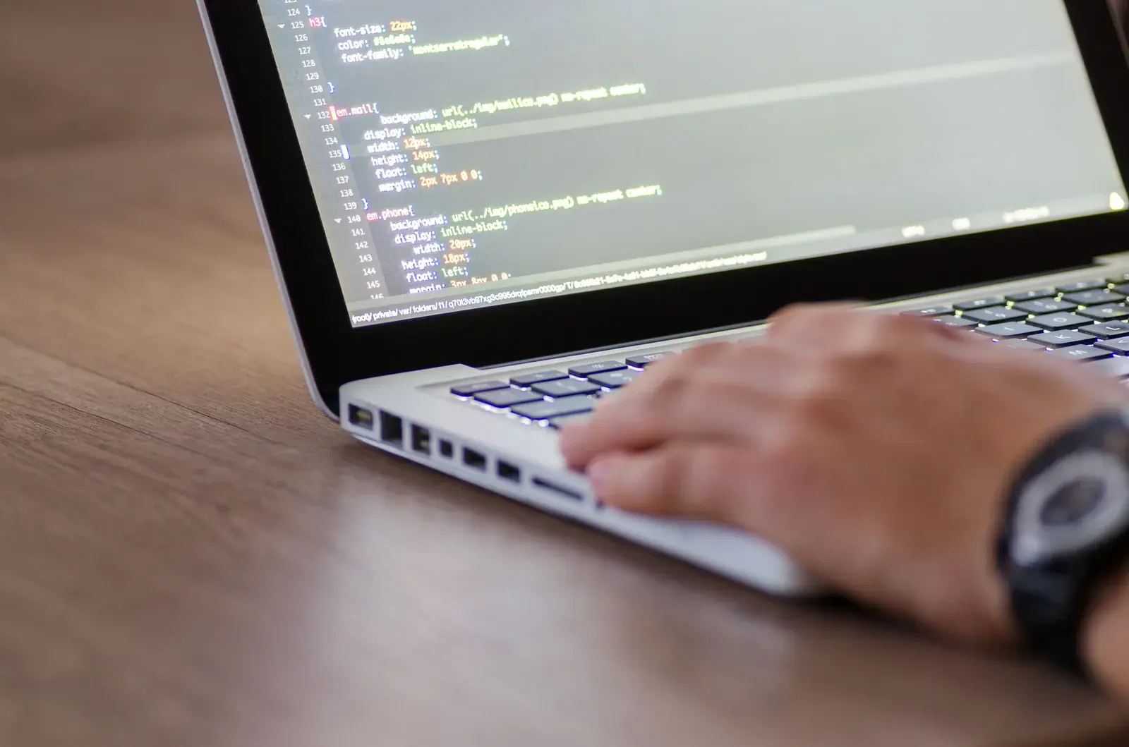 Gros plan sur du code CSS affiché à l'écran d'un ordinateur portable